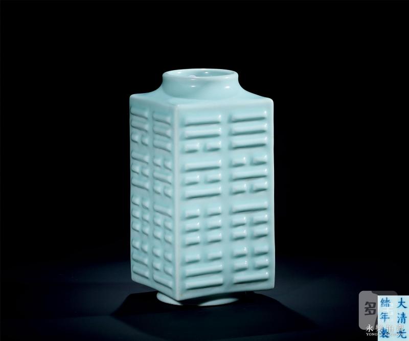清光绪 粉青釉八卦琮式瓶
